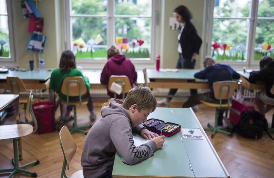 Schuelerinnen und Schueler der fuenften Klasse an der Arbeit am Tag der Wiedereroeffnung der Lorraineschule, am Montag, 11. Mai 2020 in Bern. Die Schulen wurden nach Ausbruch der Pandemie des Coronavi ...