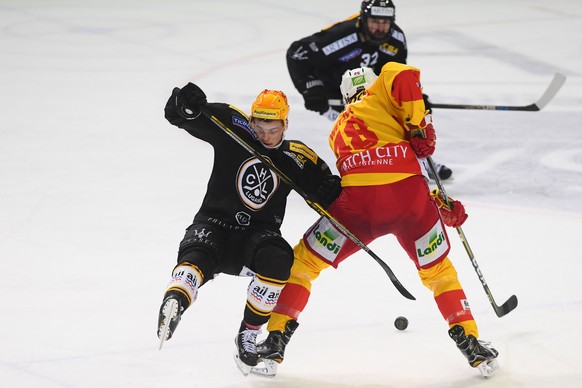 LuganoÃs player Gregory Hofmann, left, fight for the puck with Bienne&#039;s player Philipp Wetzel, right, during the fourth match of the semifinal of National League Swiss Championship 2017/18 betwe ...