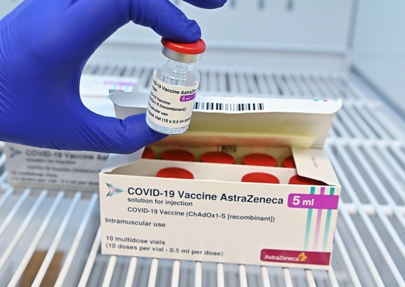 epa09084389 A Health care staff prepares a dose of the AstraZeneca coronavirus vaccine at the San Giovanni Bosco hospital in Turin, Italy, 19 March 2021. EU member countries reintroduce the AstraZenec ...