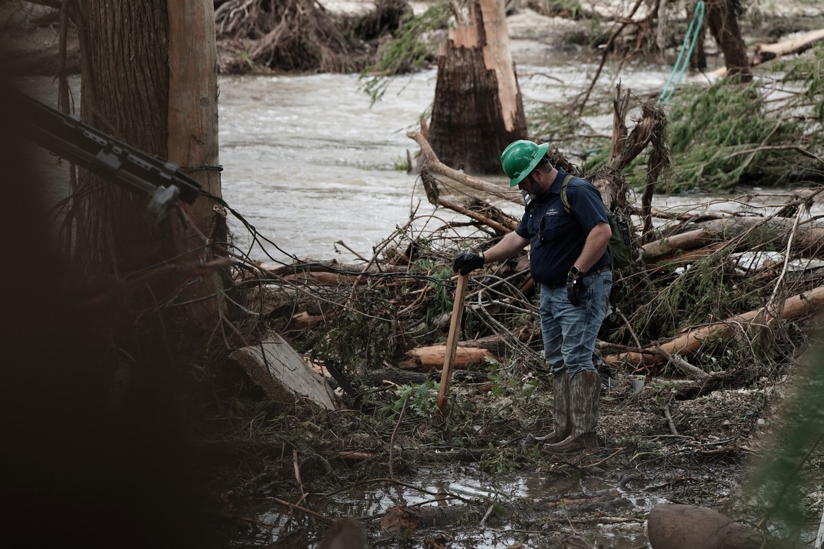 epa12223225 First responders search an area along the Guadalupe river near Blue Oak RV Park in Ingram, Texas, USA, 07 July 2025. At least 91 people have been killed in floods in central Texas, the Whi ...