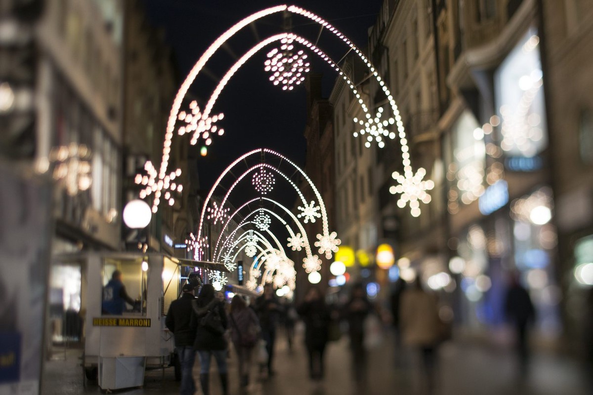 Christmas lights on the shopping street "Freie Strasse" in Basel, Tuesday, December 18, 2012. (KEYSTONE/Georgios Kefalas)....Weihnachtliche Beleuchtung in der Einkaufsstrasse Freie Strasse i ...