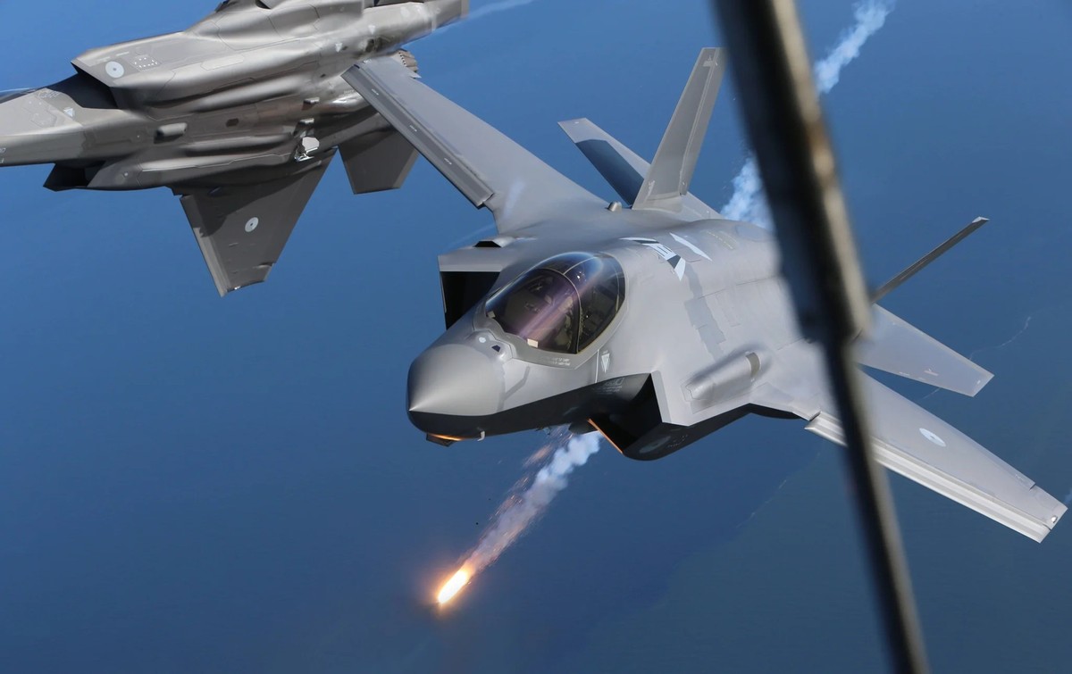 Deux avions de combat F-35 de Lockheed Martin lors d'un exercice de l'armée de l'air néerlandaise. La Suisse souhaite acquérir 36 avions de ce type.