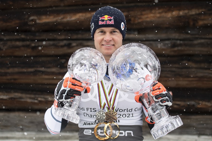 epa09088078 Alexi Pinturault of France poses after winning the men's overall crystal globe and overall slalom globe at the FIS Alpine Skiing World Cup finals in Lenzerheide, Switzerland, 21 March 2021 ...