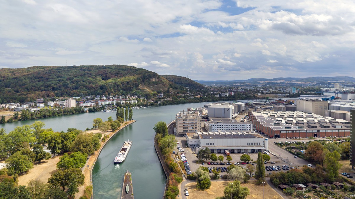 Luftaufnahme eines Frachtschiffes, das auf dem Rhein zum Birsfelder Hafen, rechts, faehrt, in Birsfelden, am Donnerstag, 20. August 2026. (KEYSTONE/Georgios Kefalas)