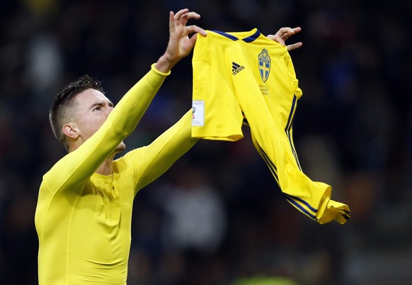 Sweden&#039;s Mikael Lustig celebrates at the end of the World Cup qualifying play-off second leg soccer match between Italy and Sweden, at the Milan San Siro stadium, Italy, Monday, Nov. 13, 2017. Fo ...