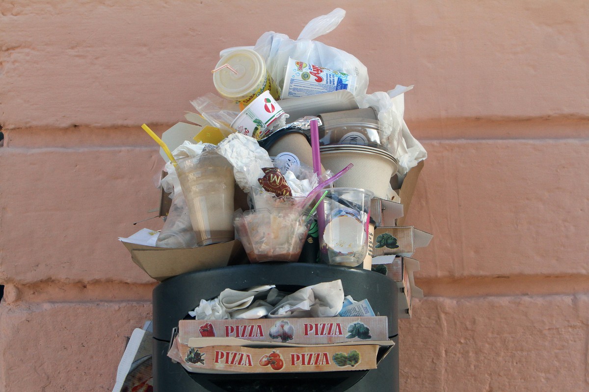 Überfüllter Mülleimer mit Verpackungsmüll von gastronomischen Betrieben, die ihre Kunden Corona bedingt ausschließlich zum außer Haus Verzehr bedienen können in der Innenstadt von Heidelberg, Baden Wü ...