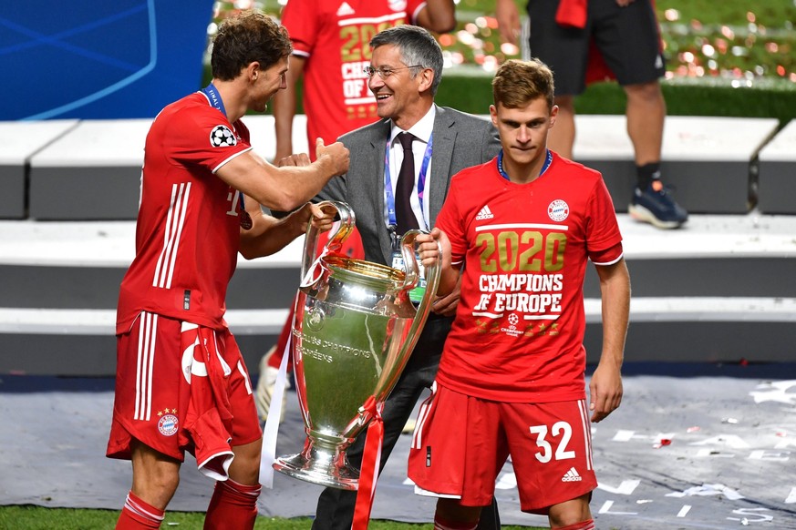 Fussball Champions League/ Finale/ Paris St. Germain - Bayern Muenchen 0-1 v.li:Leon GORETZKA Bayern Muenchen,Herbert HAINER Praesident Bayern Muenchen, Joshua KIMMICH Bayern Muenchen mit Cup,Pokal,Tr ...