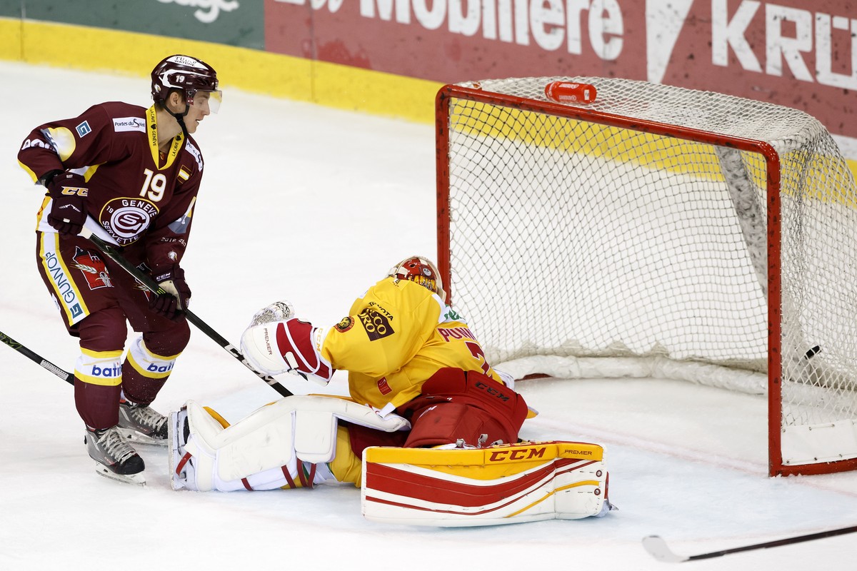 Geneve-Servette's centre Timothy Kast, left, scores the 1:0 against Tigers' goaltender Ivars Punnenovs, of Latvia, right, during the game of National League A (NLA) Swiss Championship betwee ...