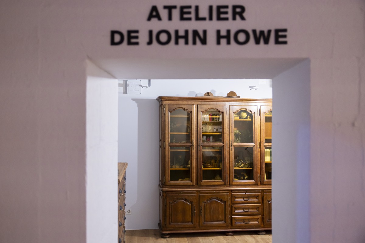 L'atelier de John Howe photographie lors de l'exposition inaugurale "Voyage dans les mondes de John Howe" ce lundi 15 decembre 2025 a la Tour du Fantastique a Neuchatel. La Tour du ...