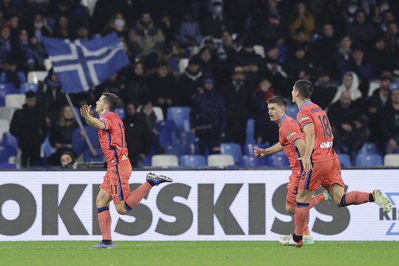 Atalanta's Remo Freuler, left, celebrates after scoring his team's third goal during the Italian Serie A soccer match between Napoli and Atalanta at the Diego Armando Maradona stadium in Naples, Italy, Saturday, Dec. 4, 2021. (Alessandro Garofalo/LaPresse via AP)
Remo Freuler