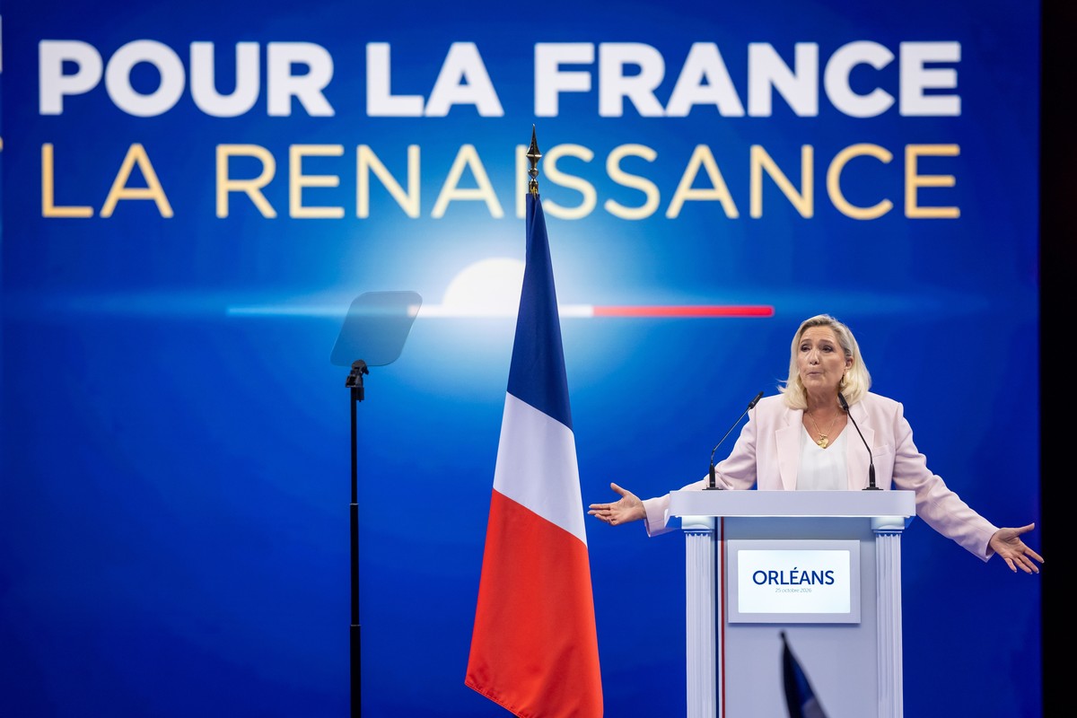 epa13331204 French presidential candidate of the far-right National Rally (RN) party, Marine Le Pen delivers a speech during her presidential campaign launch rally at the Co'Met arena in Orleans, ...