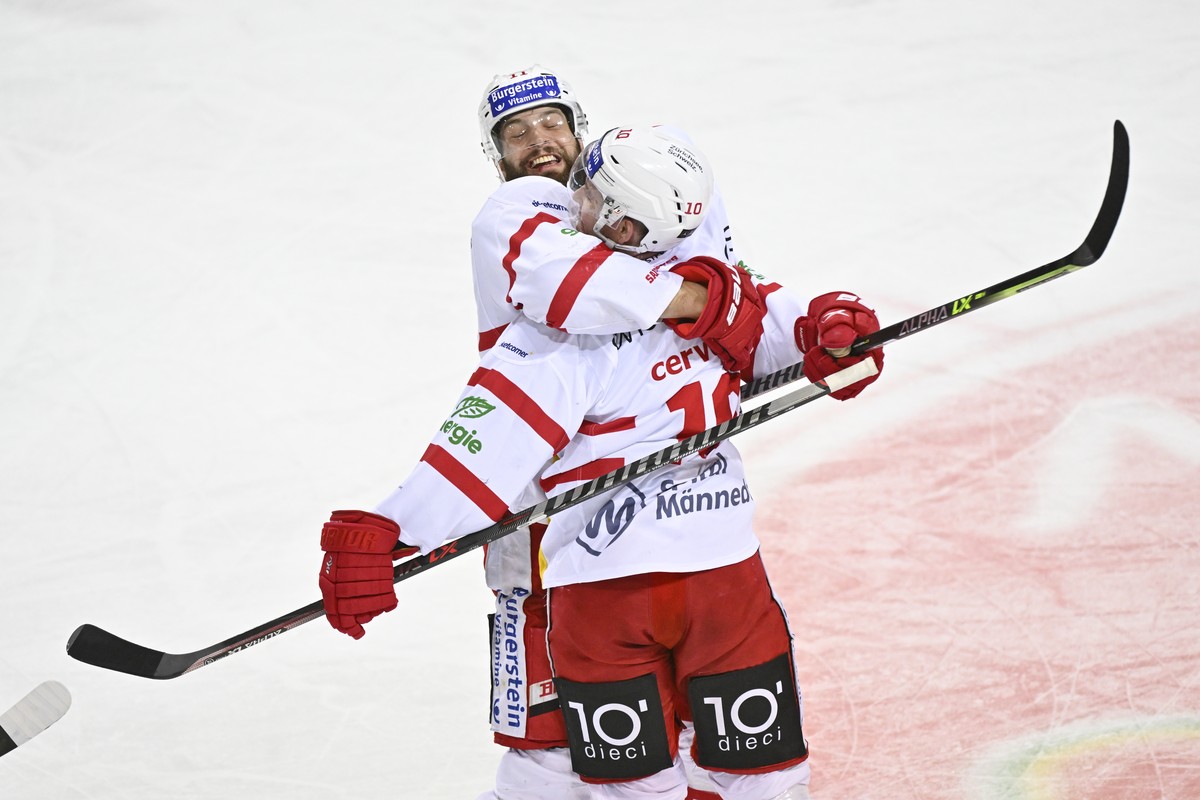 SC Rapperswil-Jona Lakers Fabian Maier, links, und Roman Cervenka bejubeln dessen 1-4 in Spiel 2 des Playoff 1/4 Final Eishockeyspiels der National League zwischen dem HC Davos und den Rapperswil-Jona ...