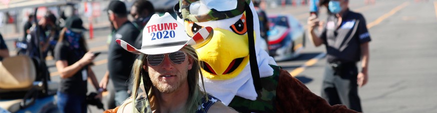 LAS VEGAS, NV - OCTOBER 31: Crew members for Bo Butner 3 Strutmasters.com Chevrolet Camaro are dressed for Halloween as a Trump supporter and an American eagle during the Dodge Motorsport, Herren, USA ...