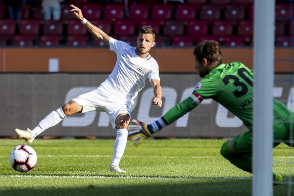 Zuerichs Antonio Marchesano, links, gegen Neuenburgs Goalie Laurent Walthert waehrend der Superleague Fussballpartie zwischen dem FC Zuerich und Neuchatel Xamax am Sonntag, den 30. September 2018 im S ...