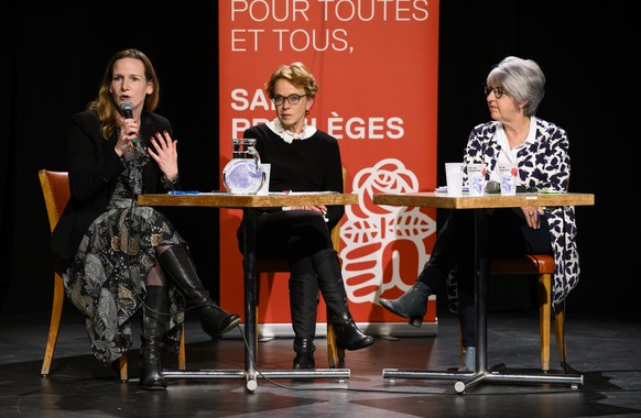 Evi Allemann, gauche, candidate PS pour le canton de Berne, Eva Herzog, centre, candidate PS pour le canton de Bale, et Elisabeth Baume-Schneider, droite, candidate du PS pour le canton du Jura, parle ...