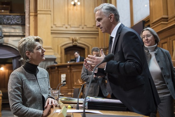 Bundesrat Didier Burkhalter, rechts, und Staenderaetin Karin Keller-Sutter, FDP-SG, sprechen an der Fruehlingssession der Eidgenoessischen Raete, am Dienstag, 28. Februar 2017 im Nationalrat in Bern.  ...