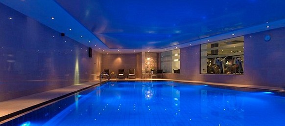 Der Pool im Hotel Radisson Blu von Manchester.