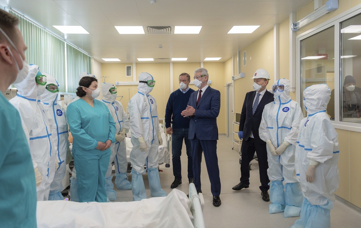 In this photo provided by Moscow's Major Press Service, Moscow Mayor Sergei Sobyanin, center right, speaks to medical staff as he visits the new infectious diseases hospital on the outskirts of M ...