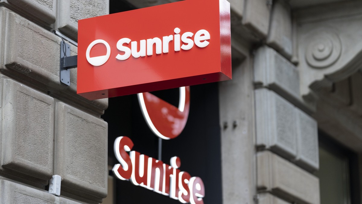 Das Logo von Sunrise fotografiert am Dienstag, 4. Oktober 2022 am Store an der Bahnhofstrasse in Zuerich. (KEYSTONE/Gaetan Bally).