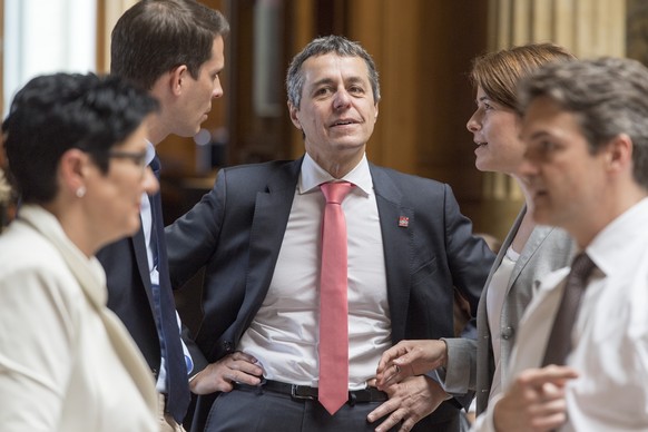 Thierry Burkart (FDP/AG), Fraktionschef Ignazio Cassis (FDP/TI) und Parteipraesidentin Petra Goessi (FDP/SZ), von links, waehrend der Fragestunde am Montag, 6. Juni 2016, im Nationalrat in Bern. (KEYS ...