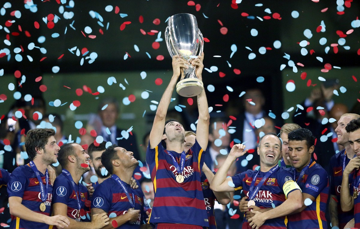 epa04880456 Barcelona's Sergio Busquets (C) celebrates with the trophy after winning the UEFA Super Cup match between FC Barcelona and Sevilla at Boris Paichadze Dinamo Arena in Tbilisi, Georgia, ...