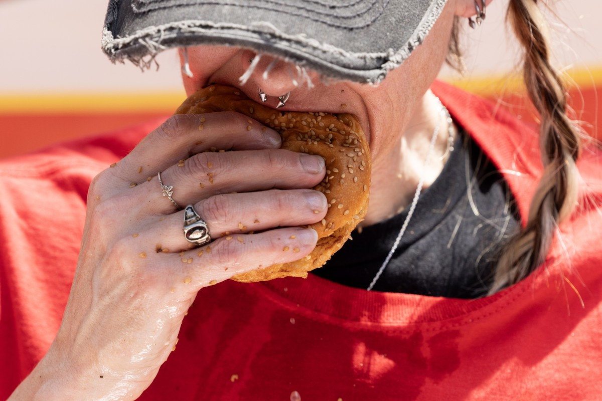 epa10724683 Competitive eaters Molly Schuyler participates in the 14th annual 'Independence Burger Eating Contest' at a restaurant in Washington, DC, USA, 03 July 2023. Competitive eater Mol ...
