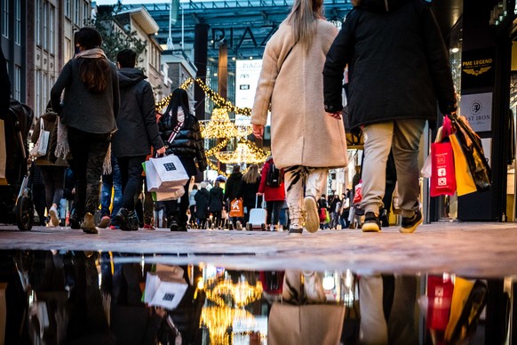 epa08883955 People do shopping ahead of Christmas holidays in the center of Eindhoven, The Netherlands, 14 December 2020. In efforts to put an end to the sharp rise in the number of new corona infecti ...