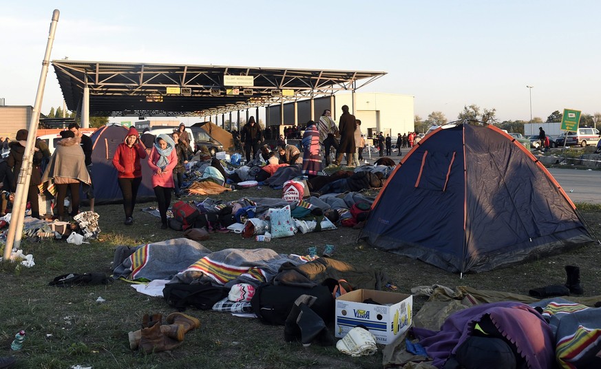 Provisorische Flüchtlingsunterkünfte in Nickelsdorf an der österreichischen Südgrenze.