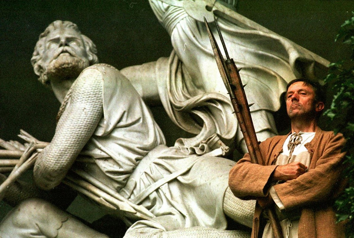 Szenenbild aus dem in Stans ab 18. Juli 1998 gezeigten Stueck 'Tal des Jammers' unter der Regie von Louis Naef, hier aufgenommen waehrend der Hauptprobe am 14. Juli 1998. Zum Gedenken an den ...