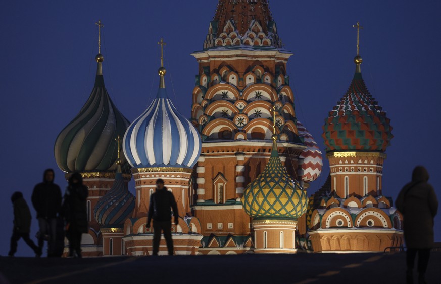 epaselect epa10336893 People walk in front of the St. Basil&#039;s Cathedral with illuminations for Christmas and the New Year on Red Square in Moscow, Russia, 29 November 2022. Russians are preparing ...