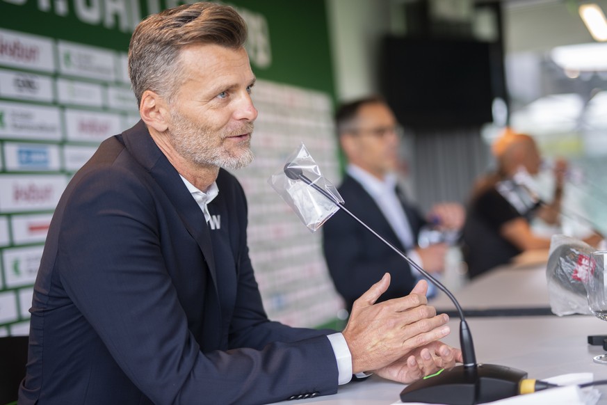 Sportchef Alain Sutter, Praesident Matthias Hueppi, und Trainer Peter Zeidler vom FC St. Gallen, von links, an einer Medienkonferenz vor der Wiederaufnahme der Super League, am Freitag, 19. Juni 2020, ...