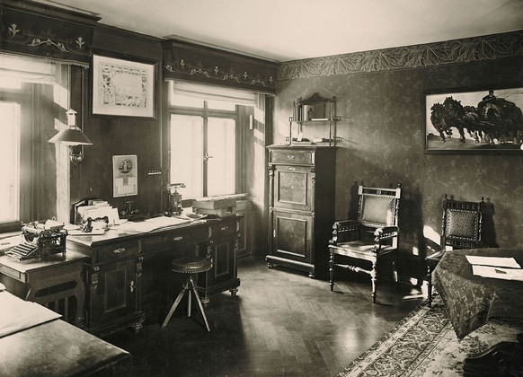 Blick ins Büro des Direktors, 1913.
https://commons.wikimedia.org/wiki/File:A2_004_B%C3%BCro_des_Direktors.jpg