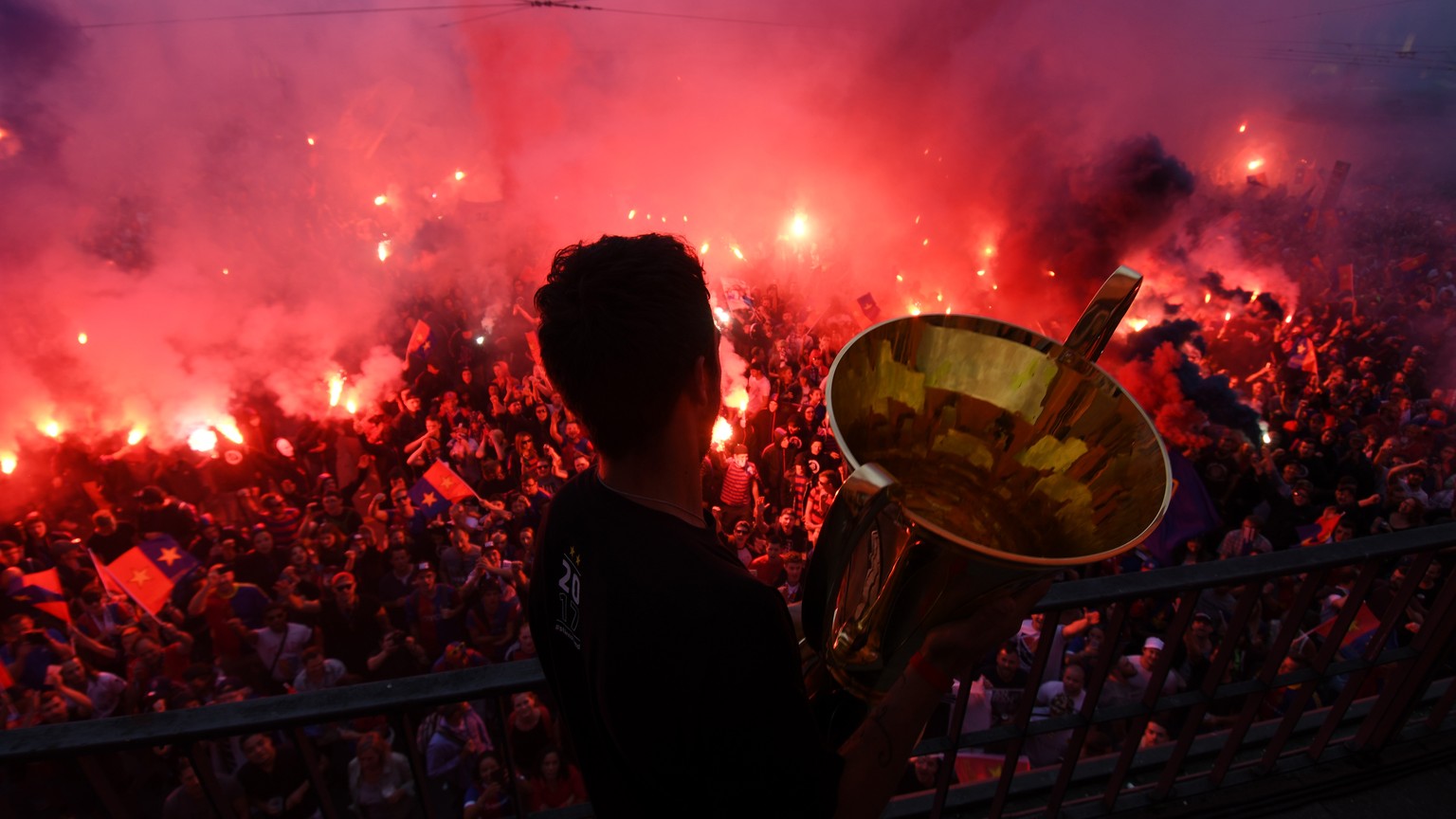 Ein Spieler des FC Basel stemmt an der offiziellen Meisterfeier des Clubs am Samstag, 3. Juni 2017 den Meisterpokalauf dem Balkon am Barfuesserplatz in Basel in die Hoehe. (KEYSTONE/POOL FCB/Uwe Zinke ...