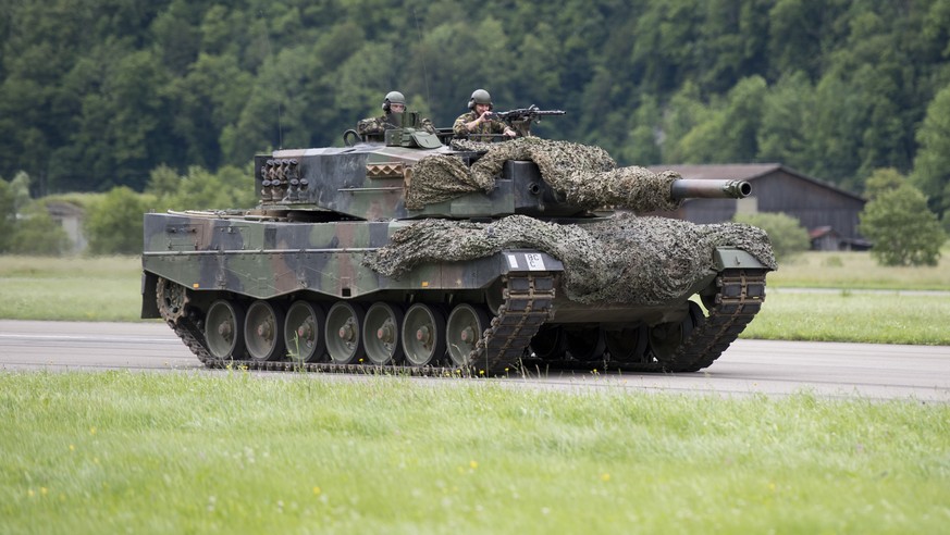 Ein Panzer der Schweizer Armee anlaesslich des ersten Tages der 75-Jahr-Feierlichkeiten des Militaerflugplatz Meiringen am Freitag, 17. Juni 2016, in Meiringen. Die Feierlichkeiten mit verschiedensten ...