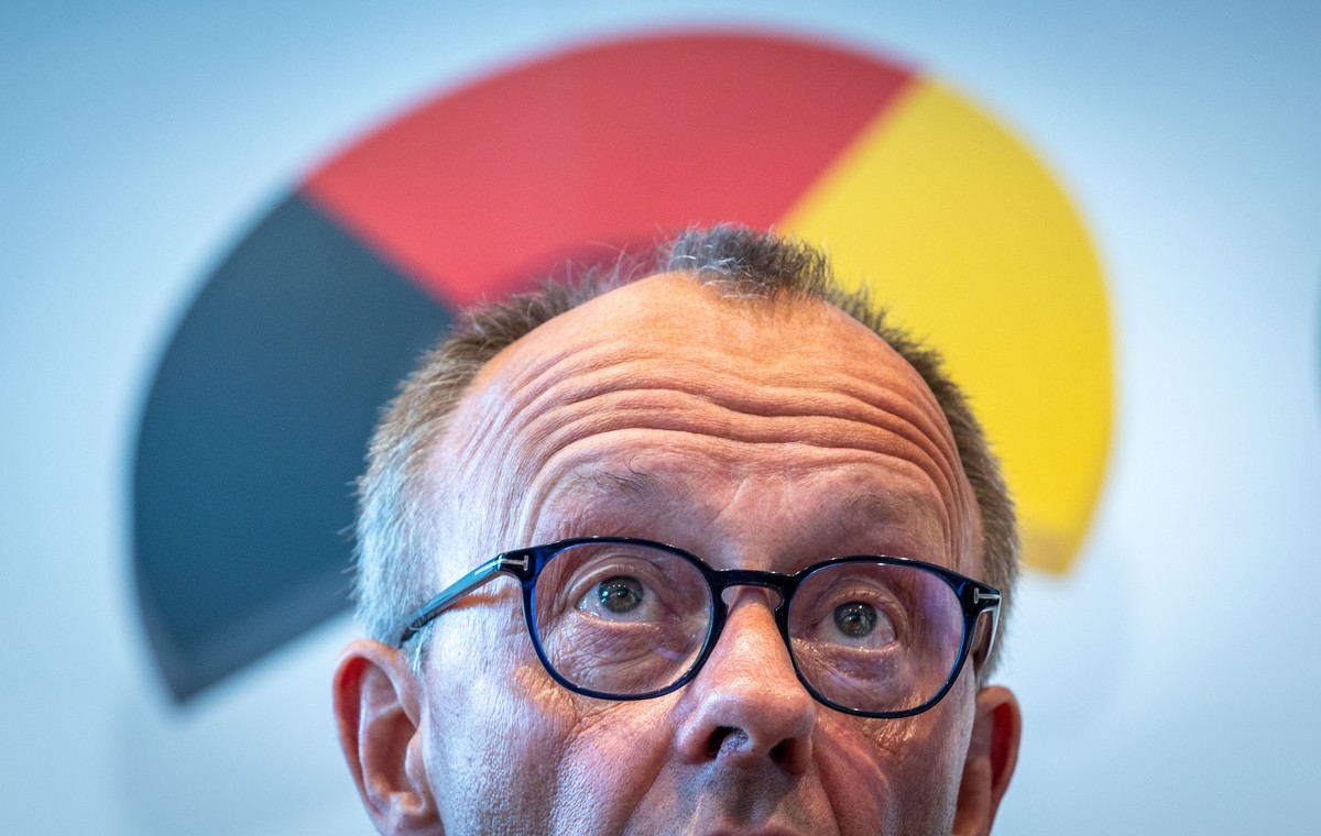 26.06.2023, Mecklenburg-Vorpommern, Rostock: Friedrich Merz, Vorsitzender der Unionsfraktion im Bundestag, beantwortet bei einer Pressekonferenz w�hrend des Treffens der Fraktionschefs von CDU und CSU ...