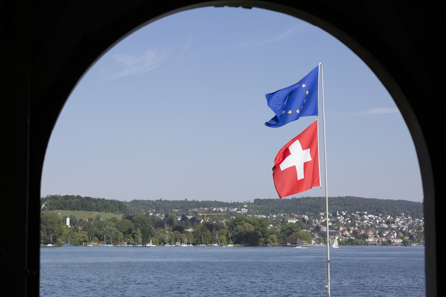 ZUR CHRONOLOGIE DER BILATERALEN VERTRAEGE SCHWEIZ  EU UND DER UMSETZUNG DER MASSENEINWANDERUNGSINITIATIVE STELLEN WIR IHNEN AM FREITAG, 4. MAERZ 2016, FOLGENDES ARCHIVBILD ZUR VERFUEGUNG  A hoisted  ...