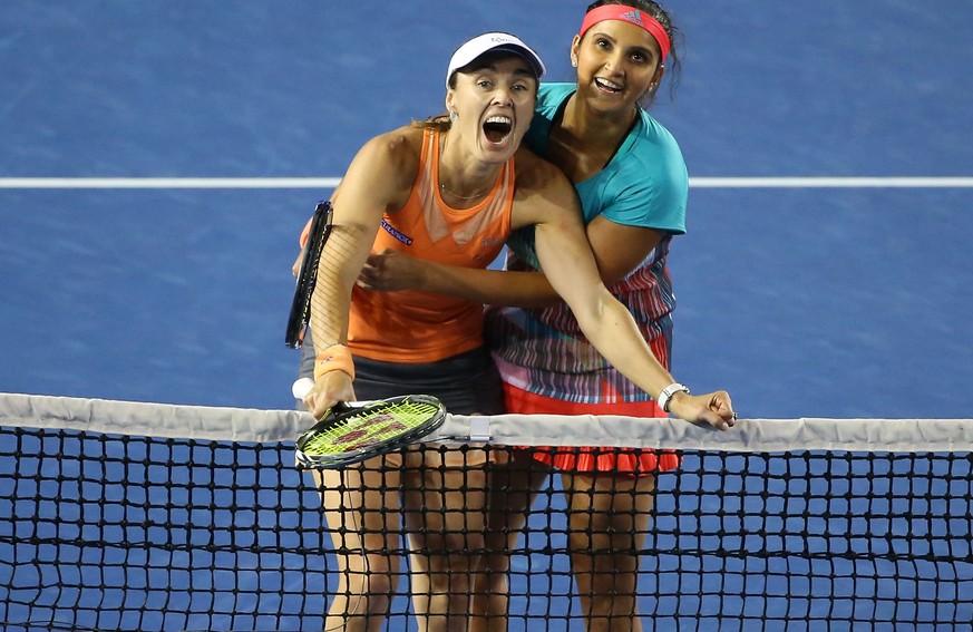 Das ist zwar «nur» die Freude beim Hawk Eye zum Minibreak im Tiebreak des 1. Satzes, aber Hingis und Mirza verstehen sich offensichtlich blendend.