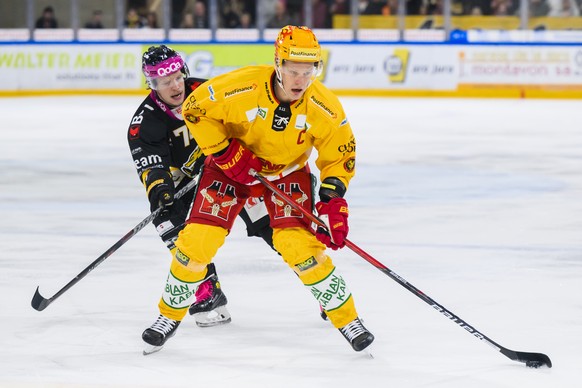 L&#039;attaquant jurassien Gregory Sciaroni, gauche, lutte pour le puck avec le Top Scorer PostFinance de Langnau Harri Pesonen, droite, lors du match du championnat suisse de hockey sur glace de Nati ...