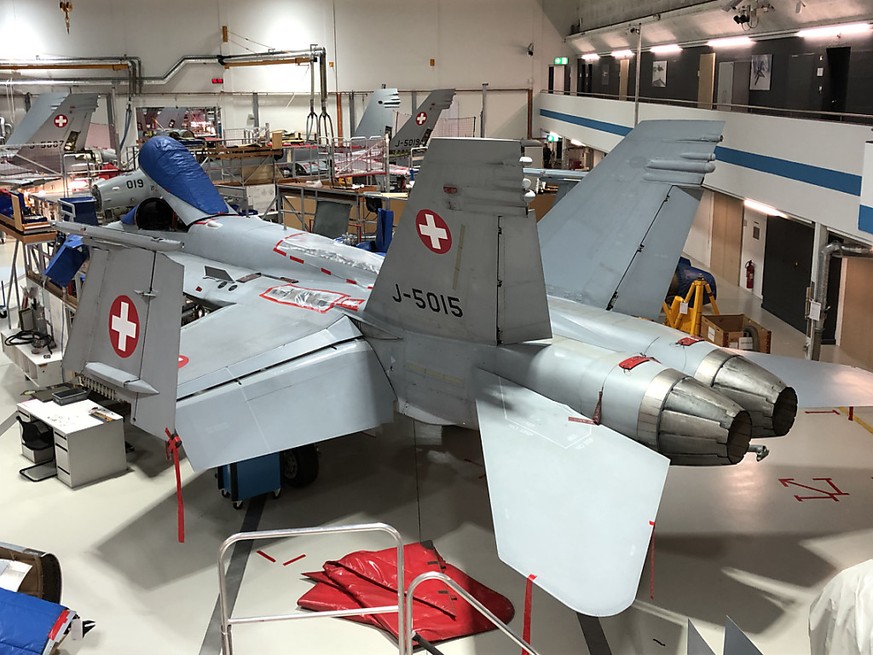 Eine F/A-18 wird im Hangar der Ruag in Emmen LU überprüft. (Archivbild)