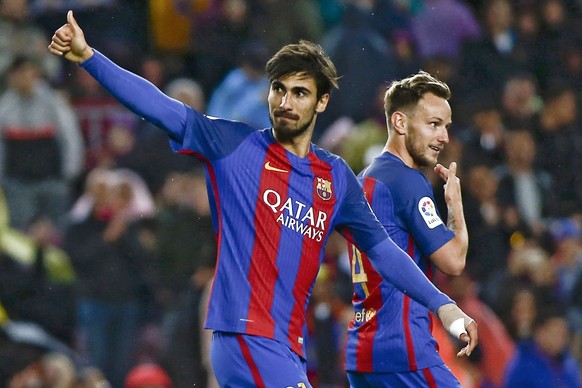 epa05929612 FC Barcelona&#039;s Andre Gomes (L) celebrates scoring the 3-1 goal during the Primera Division soccer match between FC Barcelona and CA Osasuna at Camp Nou stadium in Barcelona, Spain, 26 ...