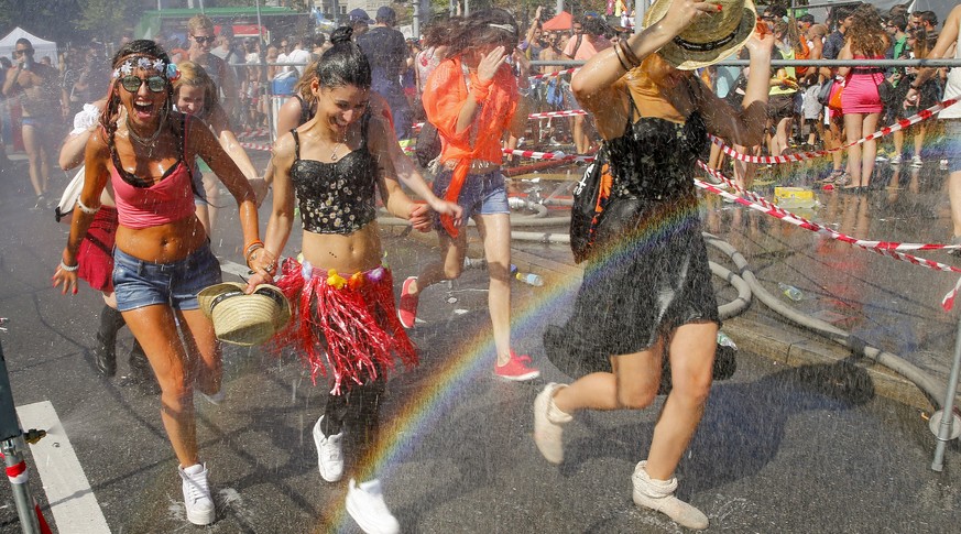 Körperbetonte Outfits an der Street Parade in Zürich: Nirgendwo in Europa haben Frauen einen tieferen BMI als in der Schweiz.&nbsp;