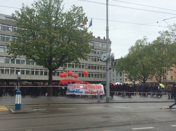 jetzt nachdemo von der revolutionären Jugend am Helvetiaplatz. marschieren können sie nicht. polizei &amp; demonstranten stehen sich gegenüber. helvetiaplatz rundherum von polizei abgeriegelt. aufruf  ...