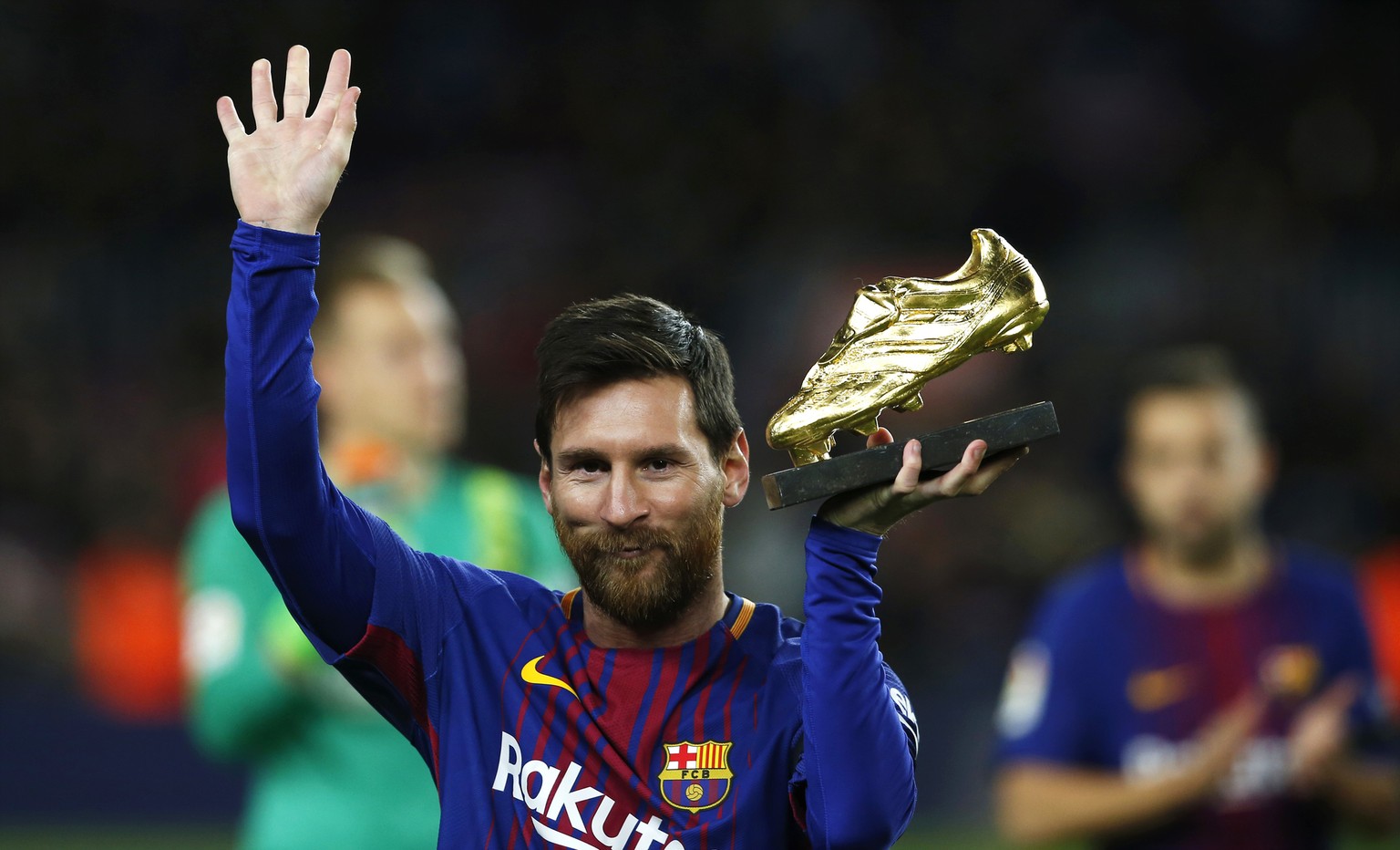 ARCHIV ? ZUR MELDUNG, DASS LIONEL MESSI DEN FC BARCELONA VERLASSEN WIRD, STELLEN WIR IHNEN FOLGENDES BILDMATERIAL ZUR VERFUEGUNG - FC Barcelona&#039;s Lionel Messi holds up the Golden Shoe award, as t ...