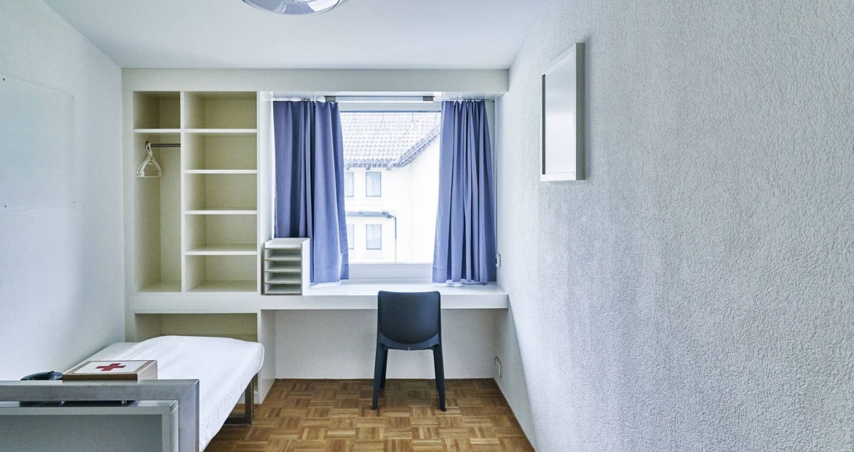 Die Jugendlichen machen in den Einzelzellen ihre Hausaufgaben oder gehen Hobbys nach.