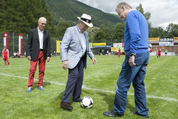 Joseph Blatter (Mitte) hat einen Gegner bei der FIFA-Präsidentschafts-Wahl.