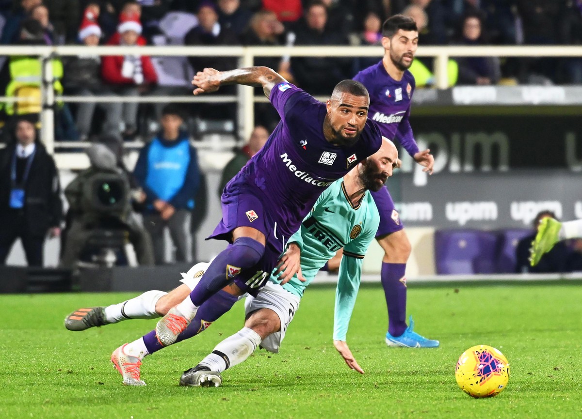 epa08074507 Fiorentina's Kevin-Prince Boateng (L) in action during the Italian Serie A soccer match between ACF Fiorentina and Inter Milan at the Artemio Franchi stadium in Florence, Italy, 15 De ...