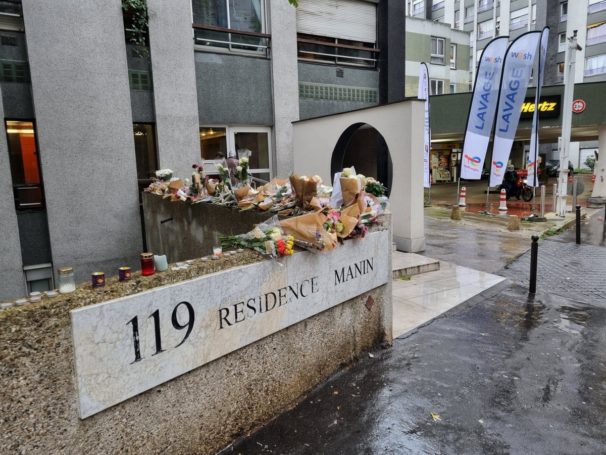Dimanche, les habitants du quartier hébétés sont venus apporter fleurs et hommages au pied du 119, rue Manin.