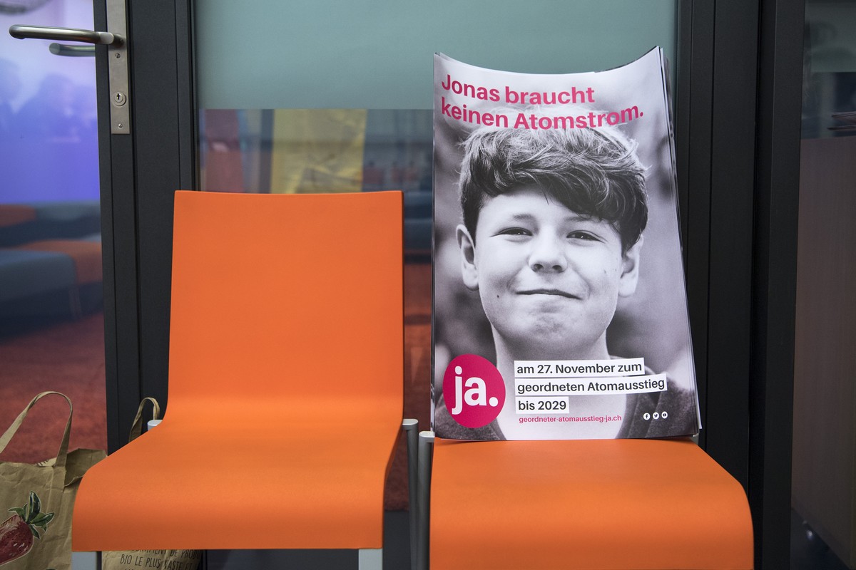 Ein Abstimmungsplakat zum Kampagnenstart "Ja zum geordneten Atomausstieg bis 2029" steht auf einem Stuhl, am Mittwoch, 5. Oktober 2016, in Bern. (KEYSTONE/Peter Schneider)