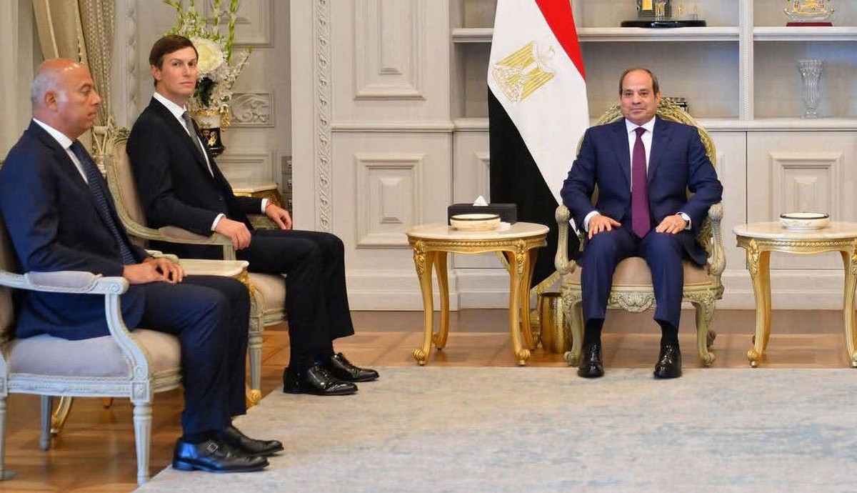 Jared Kushner (2e à partir de la gauche) et le président égyptien Abdel Fattah al-Sissi (à droite).