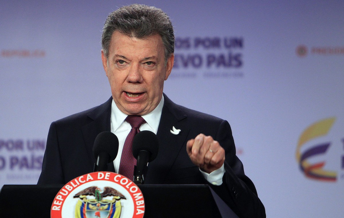 epa05568825 Colombian President Juan Manuel Santos, speaks during a press conference at Palacio de Narino, in Bogota, Colombia, 03 October 2016, one day after Colombians narrowly voted 'no'  ...